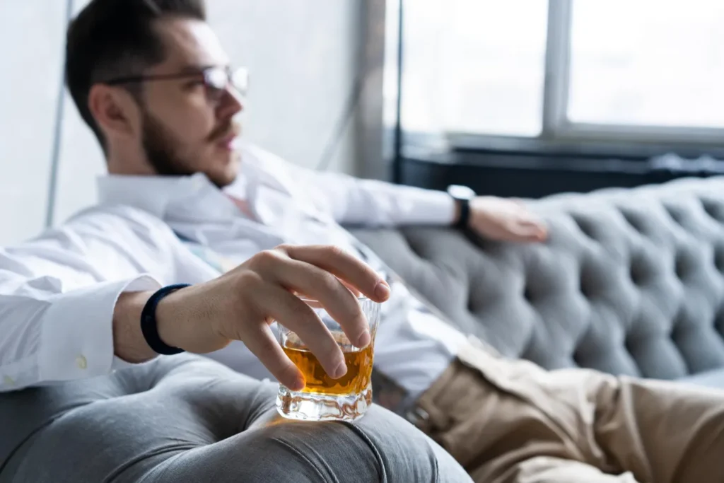 jak zachowuje się alkoholik